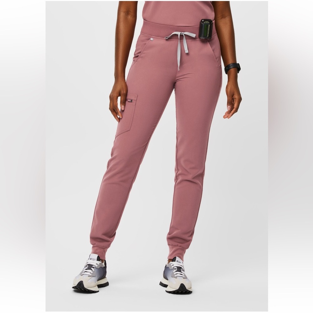 SOLD ❌ FIGS Mauve top and Zamora Jogger Scrub Pants